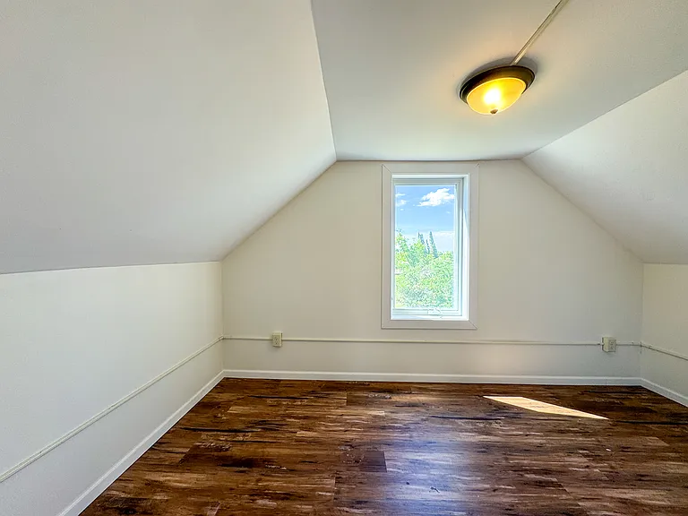 1085 E Ave NE — Photo 14