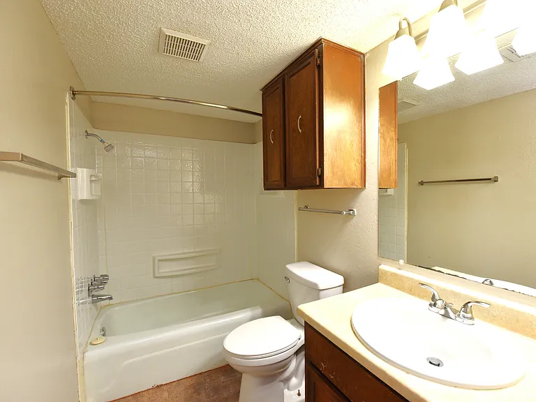Raintree Meadows Apartments — Photo 11