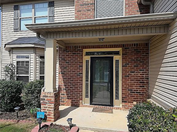 3rd image of 28 Springwood Dr