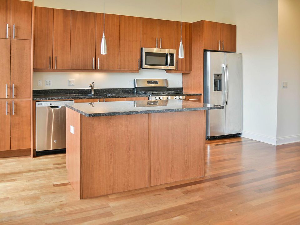 1st image of 1356 W Augusta Blvd #21