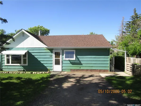 210 7th AVENUE W, Assiniboia, SK S0H 0B0
