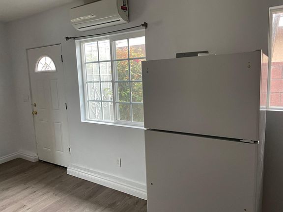 5th image of 22634 Gilmore St