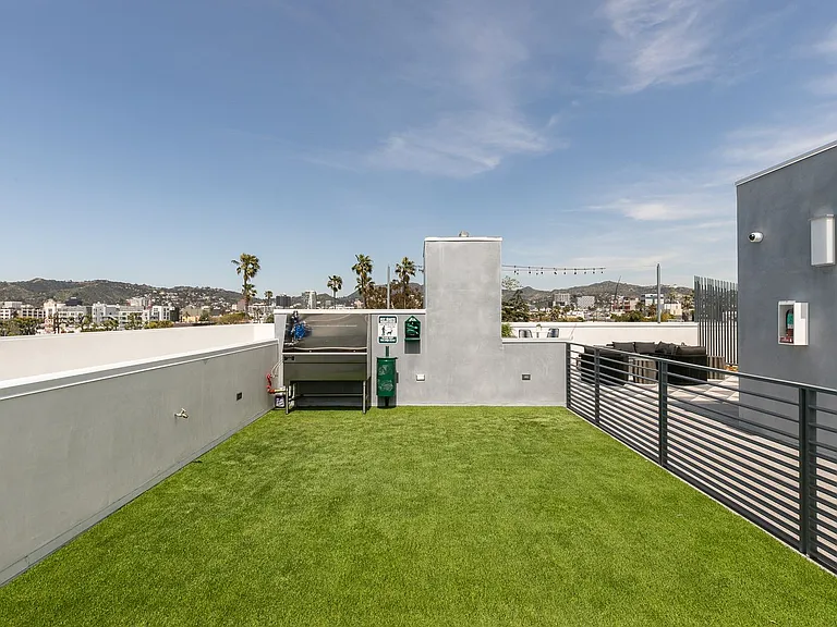 Empire at Larchmont — Photo 31