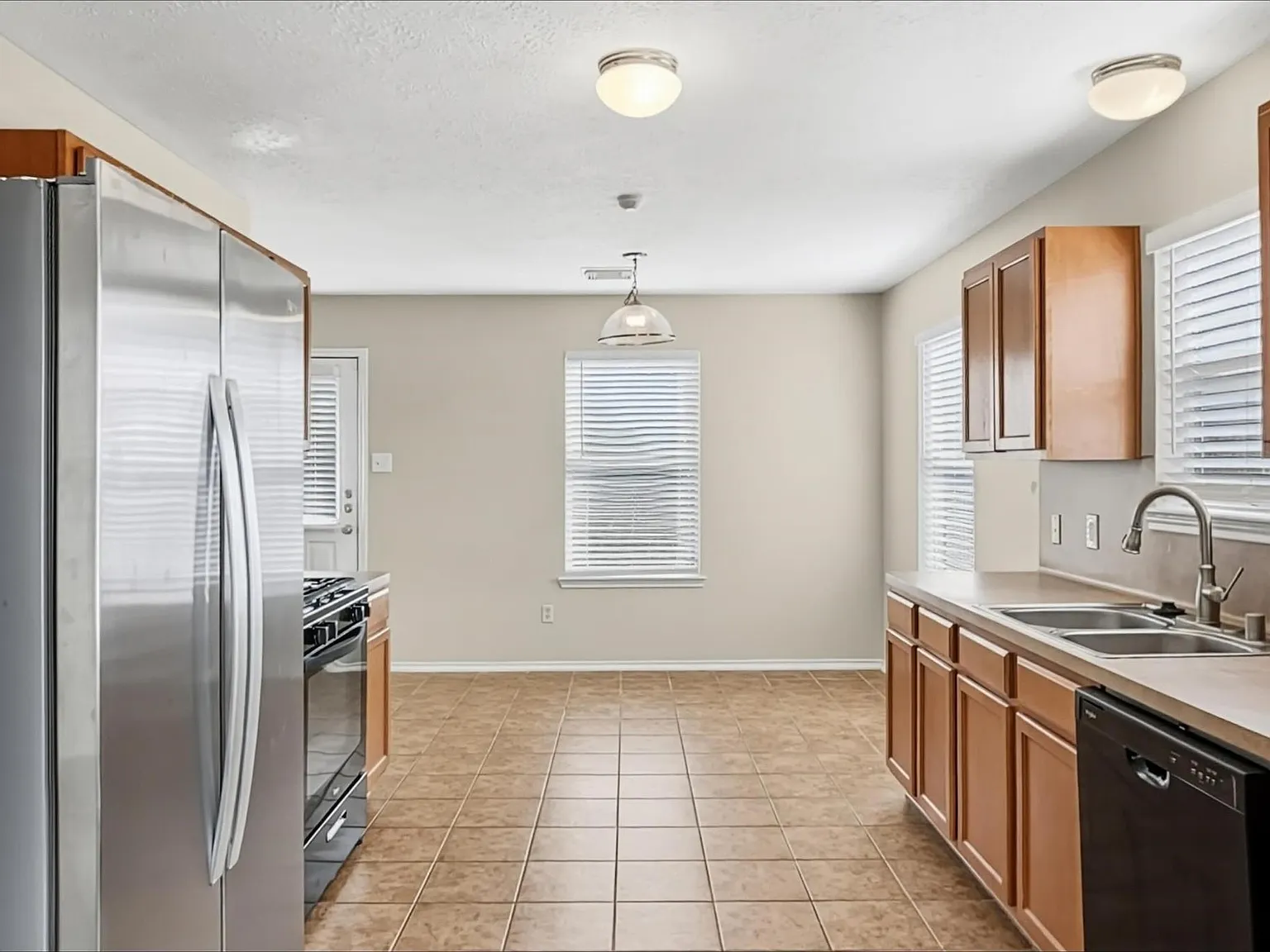 3 bed, 2.5 bath, 1702 sqft, $1,810 — Photo 3