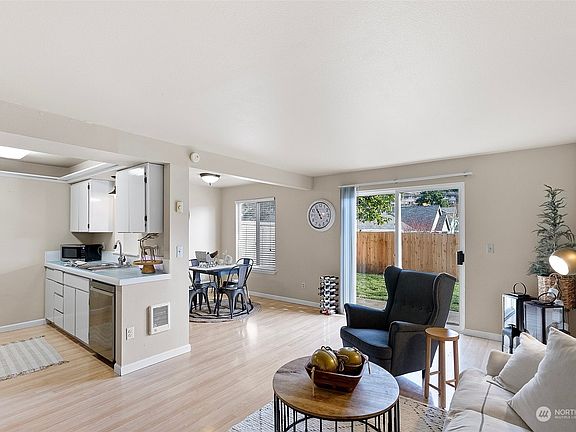4th image of 19598 2nd Avenue NE