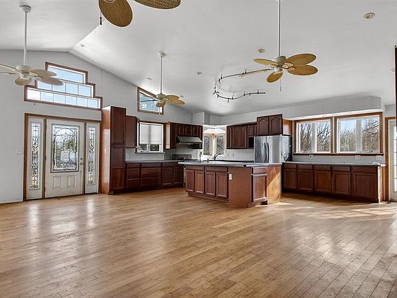 3rd image of 644 East Main Street