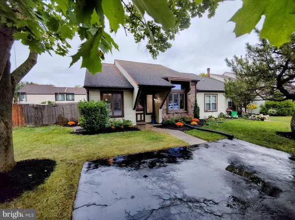 211 Stoneybrook Ct, Langhorne, PA 19047