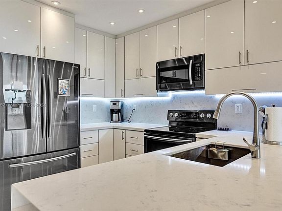 5th image of 3020 NE 32nd Ave APT 908