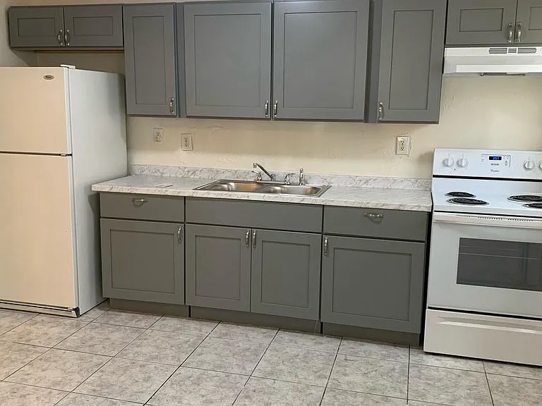 2911 NW 7th St — Photo 5