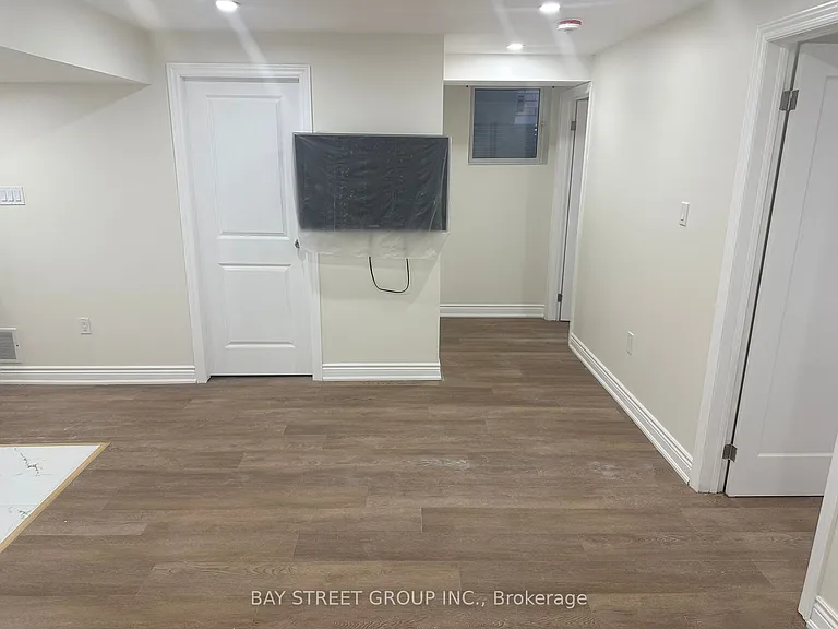 138 Sutherland Ave — Photo 15