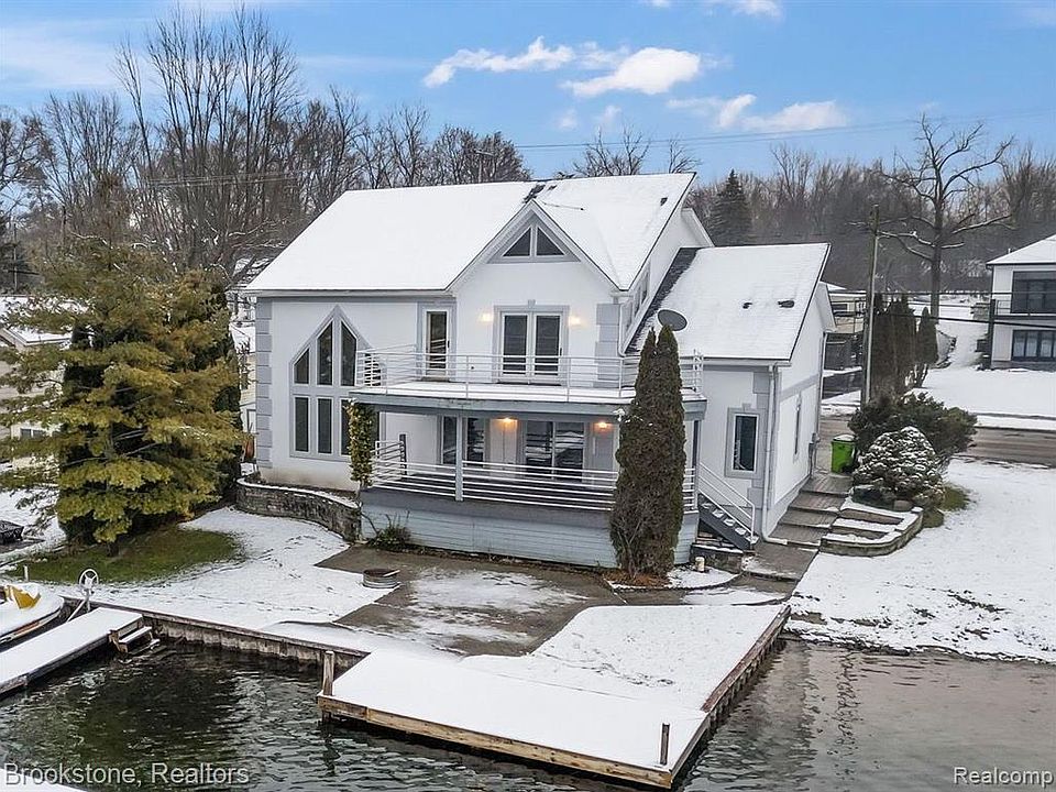 2076 S Long Lake Rd Fenton MI 48430 Zillow