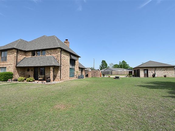 2nd image of 2613 Greenbriar Pl