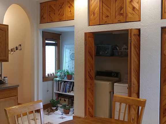 Kitchen, full size washer and dryer incl.