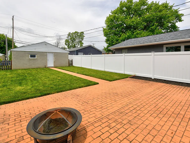 Detached 2-Car Garage