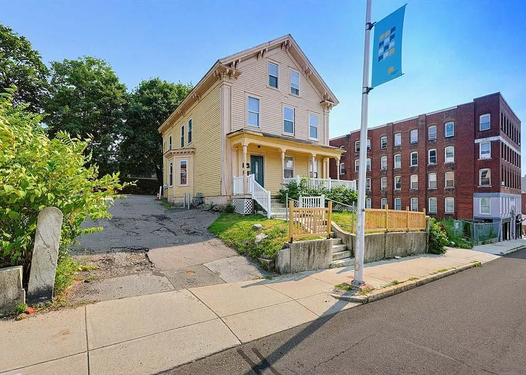 8 bed, 2976 sqft, $1,200 — Photo 2