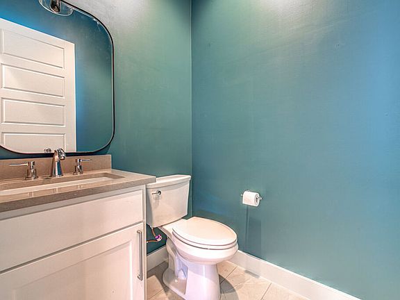 5th image of 921 E 50th St Unit B