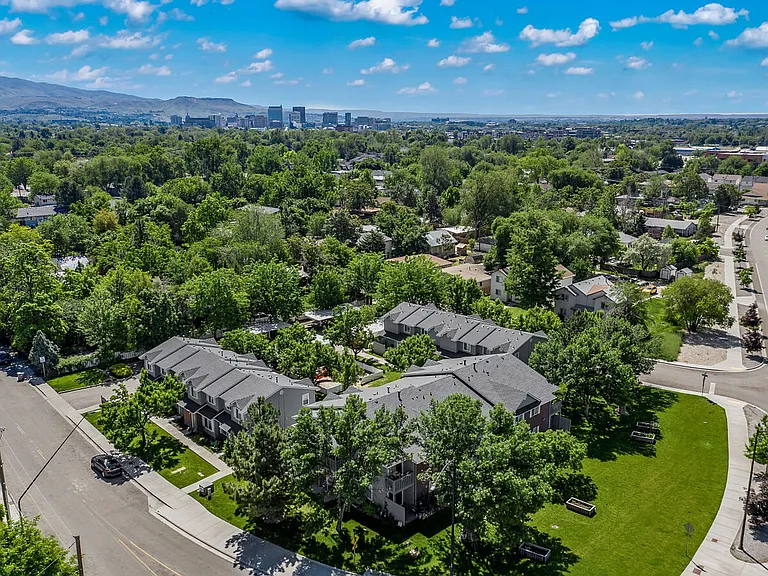 3015 W Stewart Ave — Photo 3