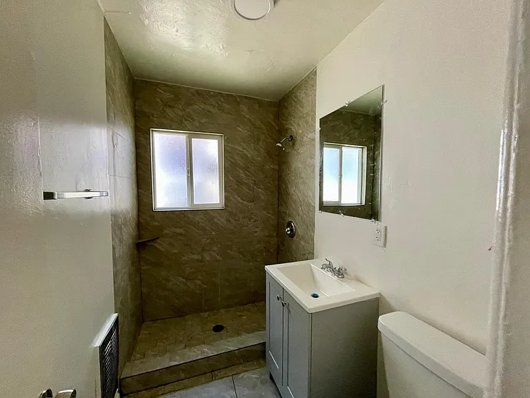 1142 N Madison Ave #2 — Photo 16