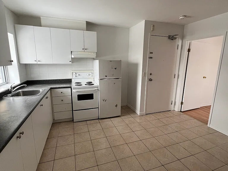 2938 Danforth Ave — Photo 18