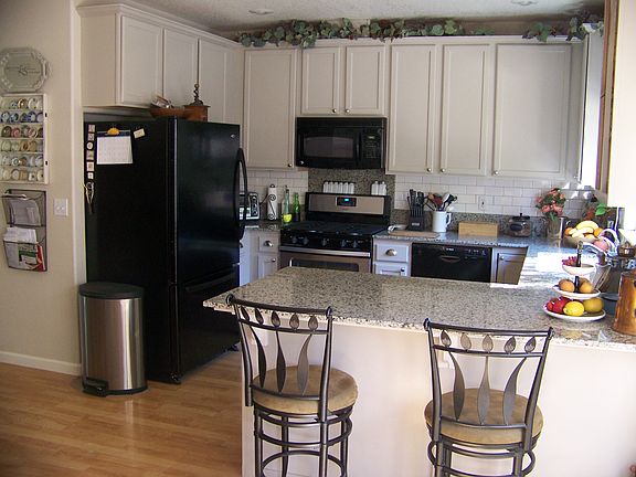 3rd image of 1369 Falstaff Ln