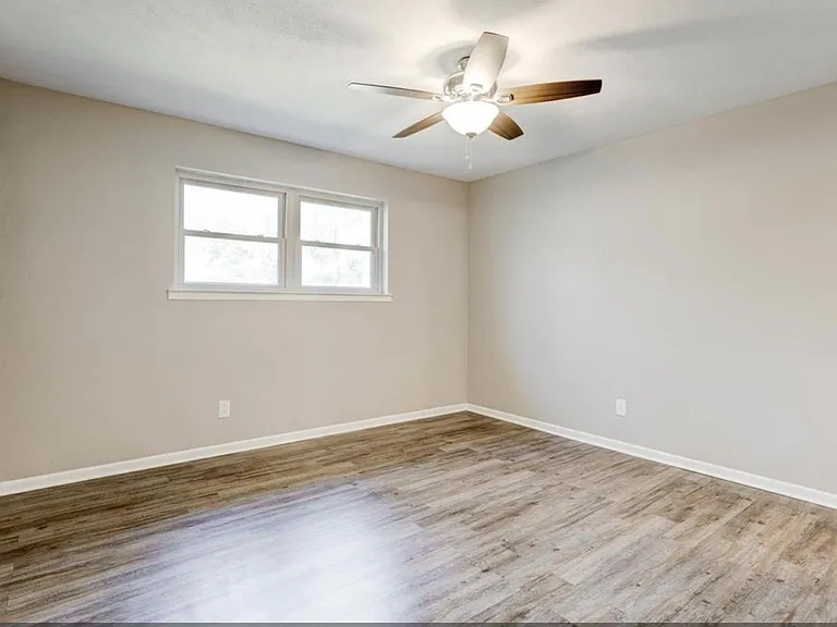 1428 Laurel Ln — Photo 8