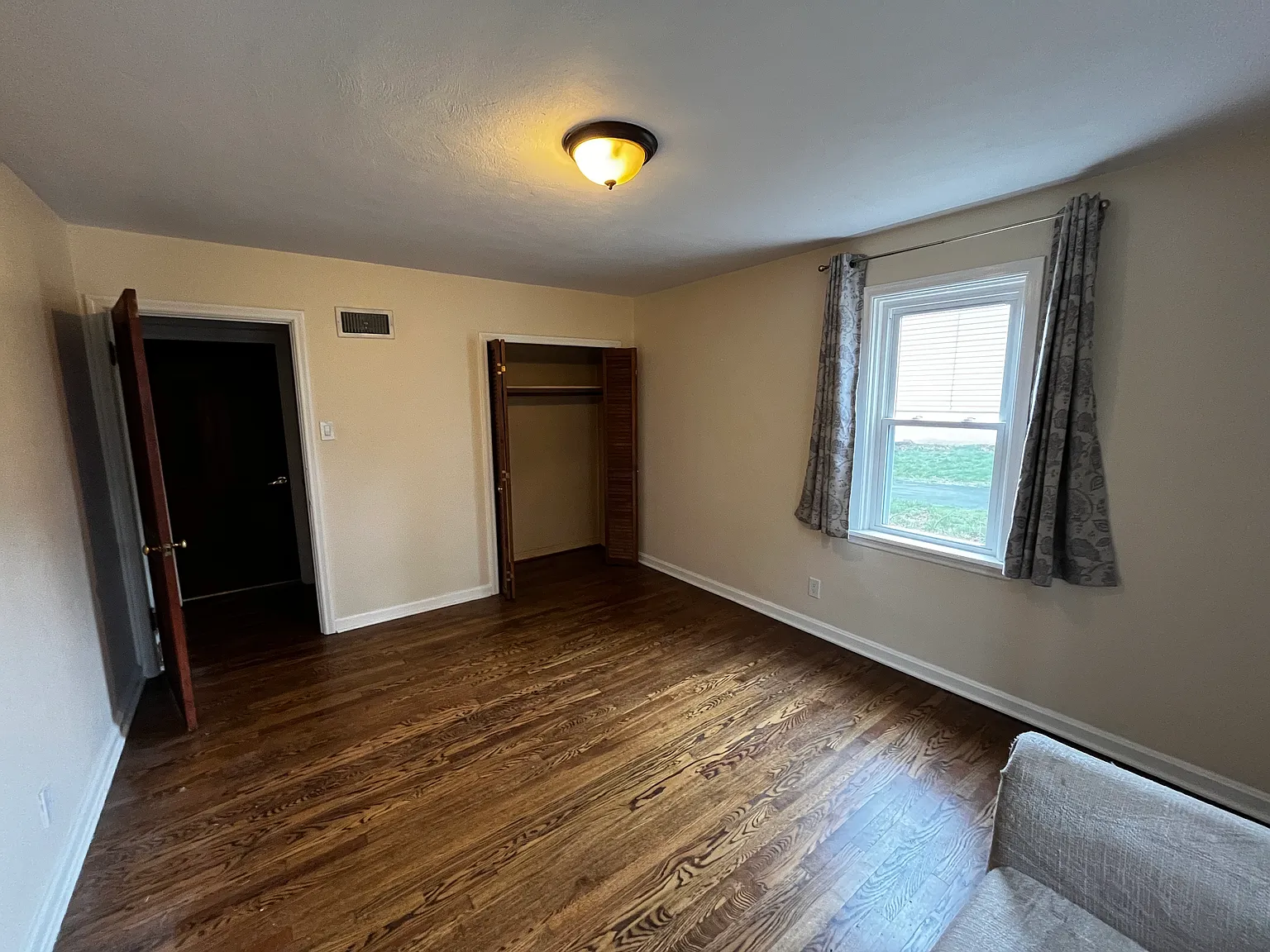 4 bed, 2907 sqft, $700 — Photo 2