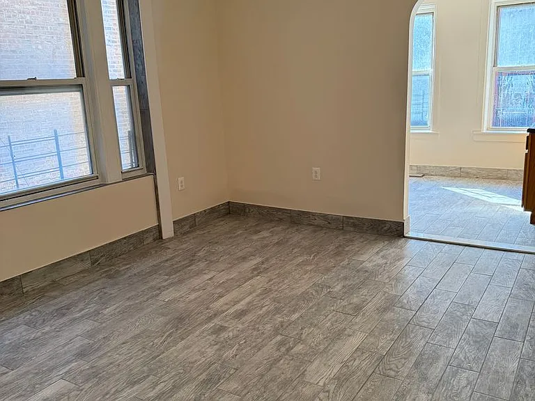 2311 Crotona Ave — Photo 4