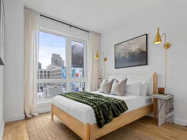 558 Sackett Street image 1 of 9