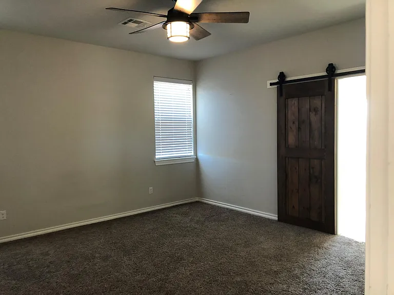 2404 Thornberry Ln — Photo 5