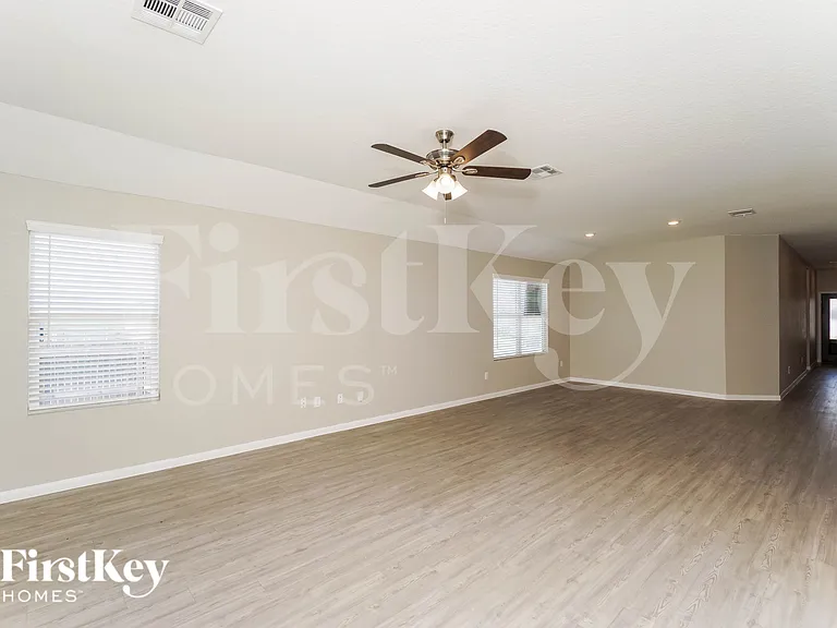 1204 Treehouse Ln — Photo 4