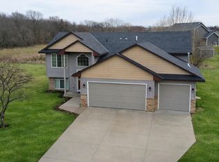 929 Farmers Ridge Trl, Belle Plaine, MN 56011