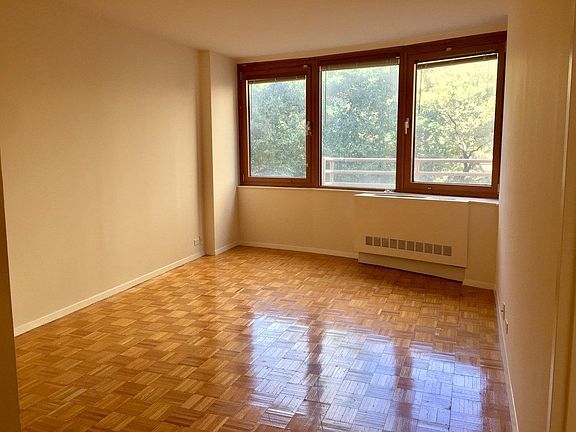 4th image of 350 W 50th St APT 3ZZ