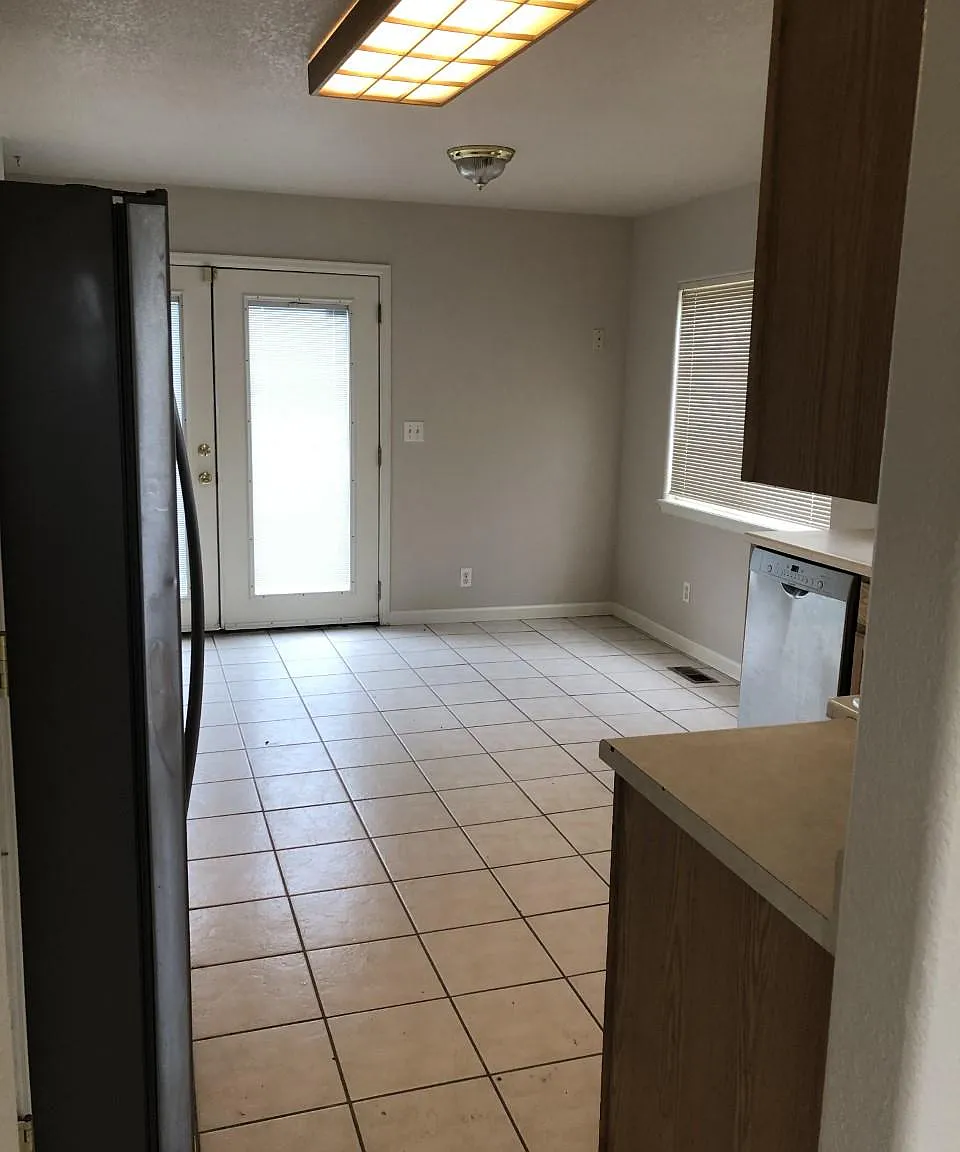3390 S Elm St — Photo 3