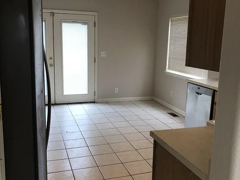 3390 S Elm St — Photo 3