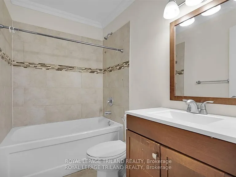 624 Wonderland Rd N — Photo 11