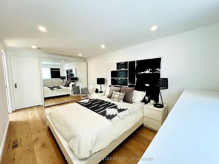51 Castlemere Cres — Photo 8