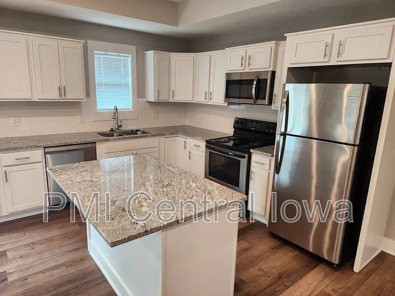 3 bed, 2.5 bath, 1568 sqft, $1,895 — Photo 3