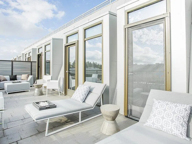 Upper unit Balcony