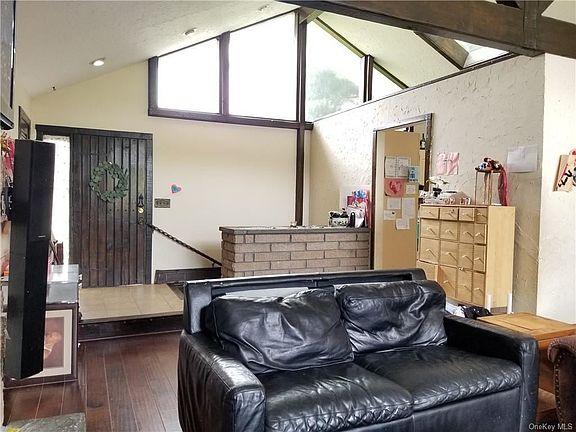 5th image of 139 Glenmere Ave