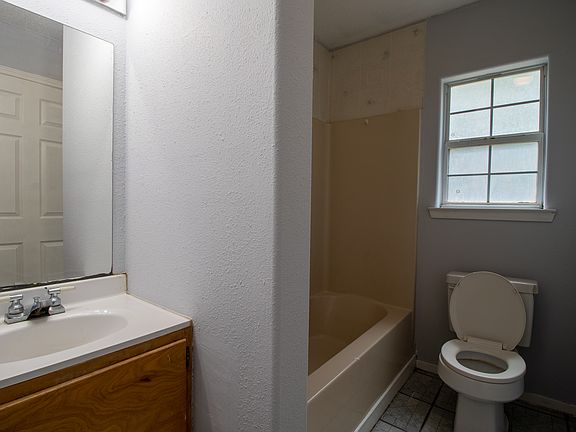 4th image of 802 Gifford St