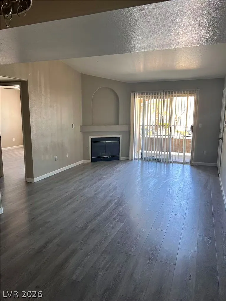 2 bed, 2.0 bath, 934 sqft, $1,350 — Photo 2