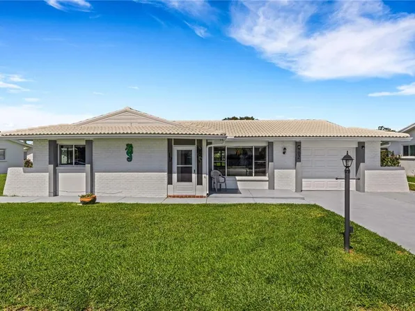 902 Buttonwood Dr, Bradenton, FL 34208