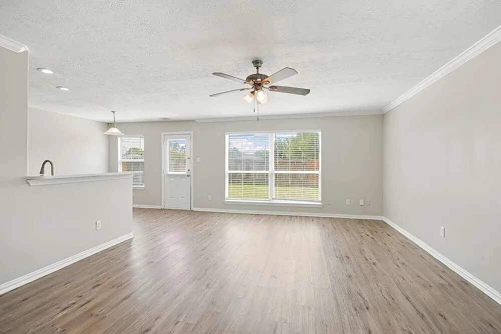 3 bed, 2.5 bath, 2086 sqft, $1,965 — Photo 4