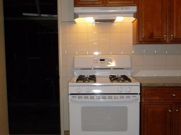 5th image of 443 Central Ct
