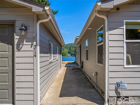 3rd image of 314 NW Rhododendron Drive