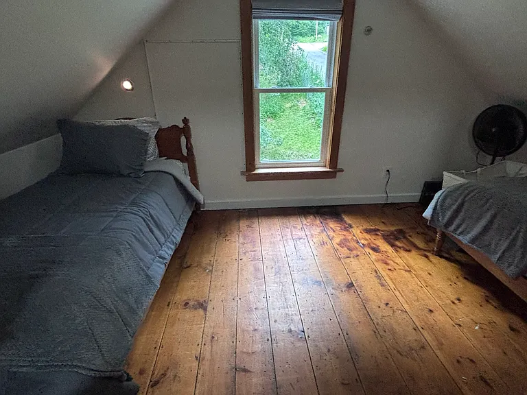 2 twin bed beds upstairs airs