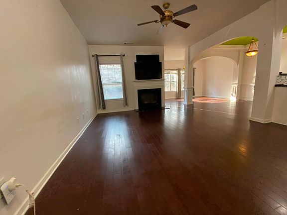Large Open floor with plenty of Sunlight