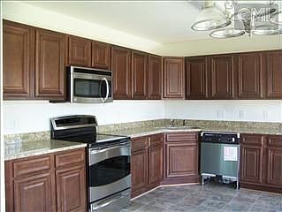 2nd image of 925 Farnsworth Ln