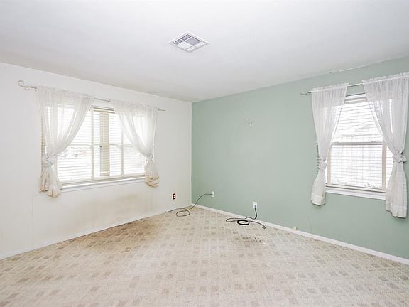 4th image of 1711 Pecan Ln