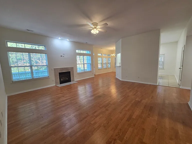 112 Spring Grove Dr — Photo 3